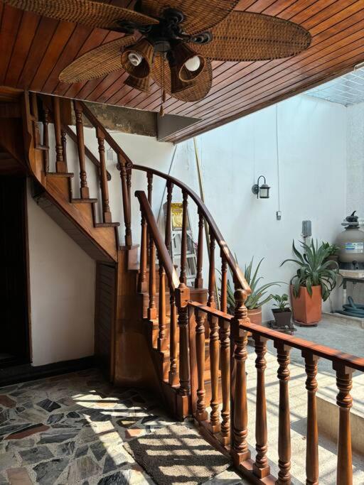 Lujosa casa, excelente sector, amplia con piscina