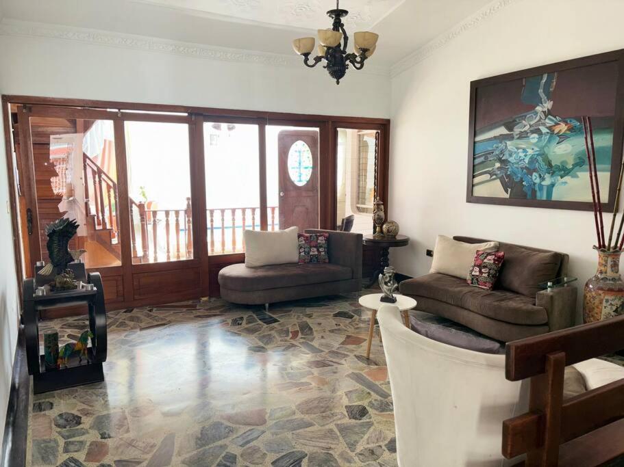 Lujosa casa, excelente sector, amplia con piscina