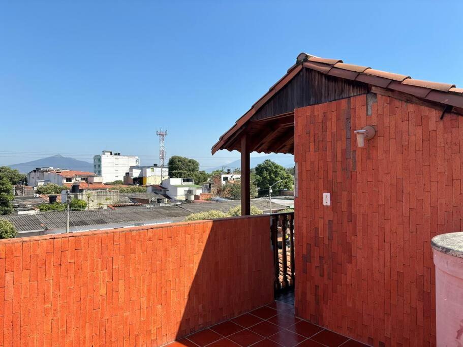 Lujosa casa, excelente sector, amplia con piscina