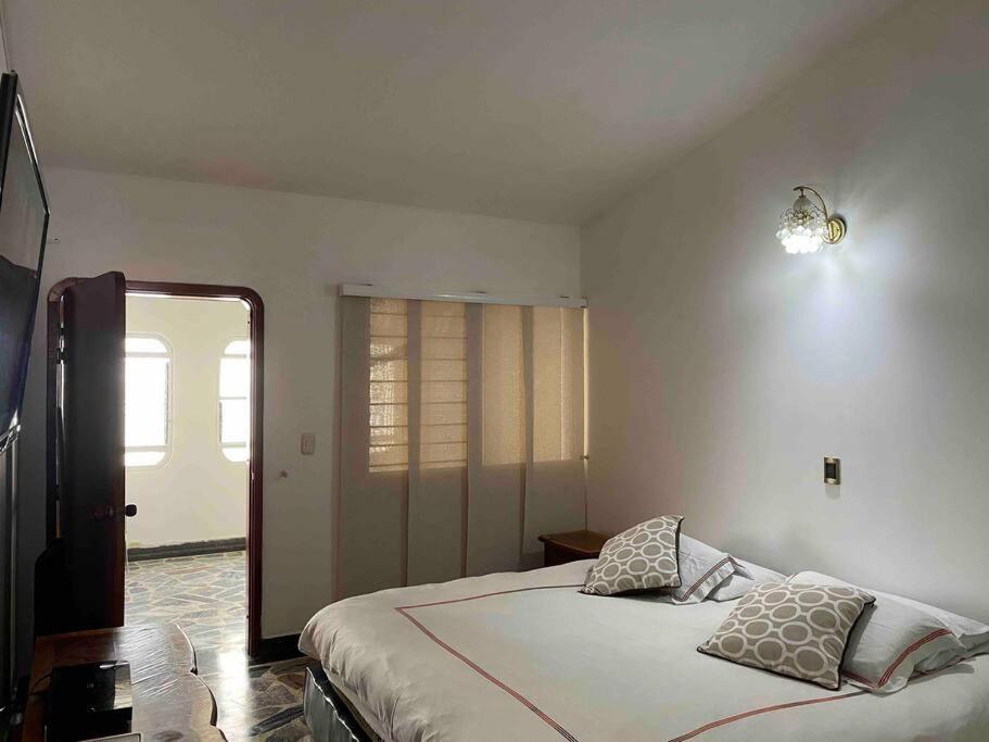 Lujosa casa, excelente sector, amplia con piscina