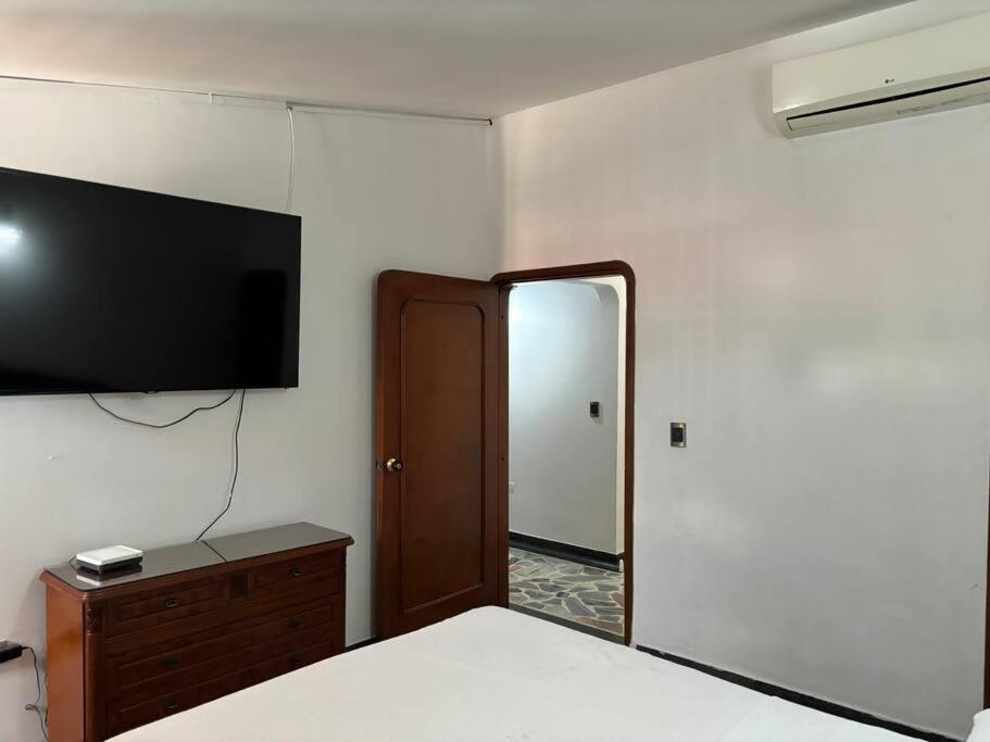 Lujosa casa, excelente sector, amplia con piscina
