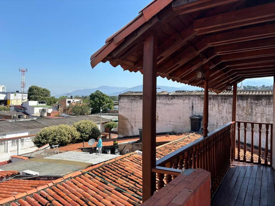 Lujosa casa, excelente sector, amplia con piscina