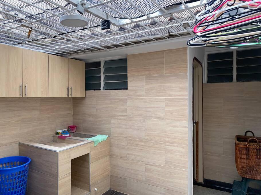 Lujosa casa, excelente sector, amplia con piscina