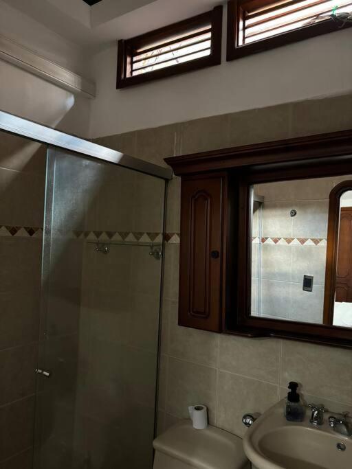 Lujosa casa, excelente sector, amplia con piscina