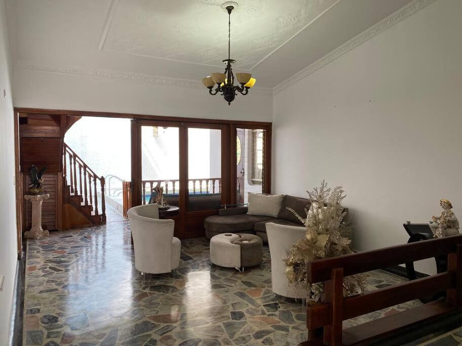 Lujosa casa, excelente sector, amplia con piscina