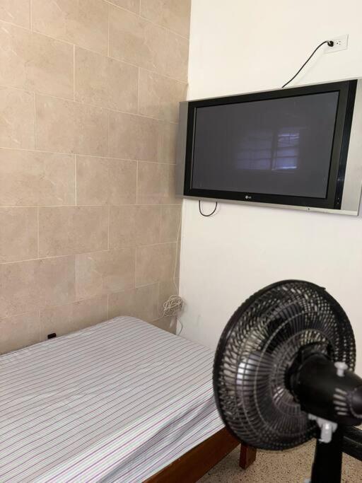 Lujosa casa, excelente sector, amplia con piscina