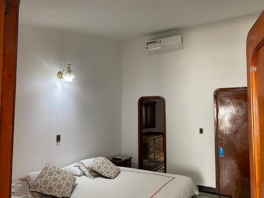 Lujosa casa, excelente sector, amplia con piscina
