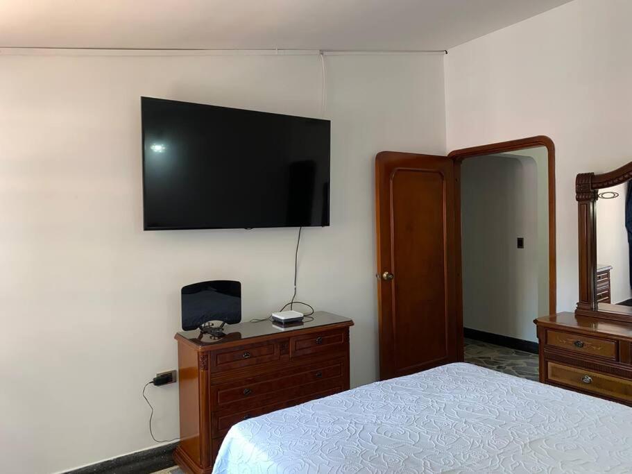Lujosa casa, excelente sector, amplia con piscina
