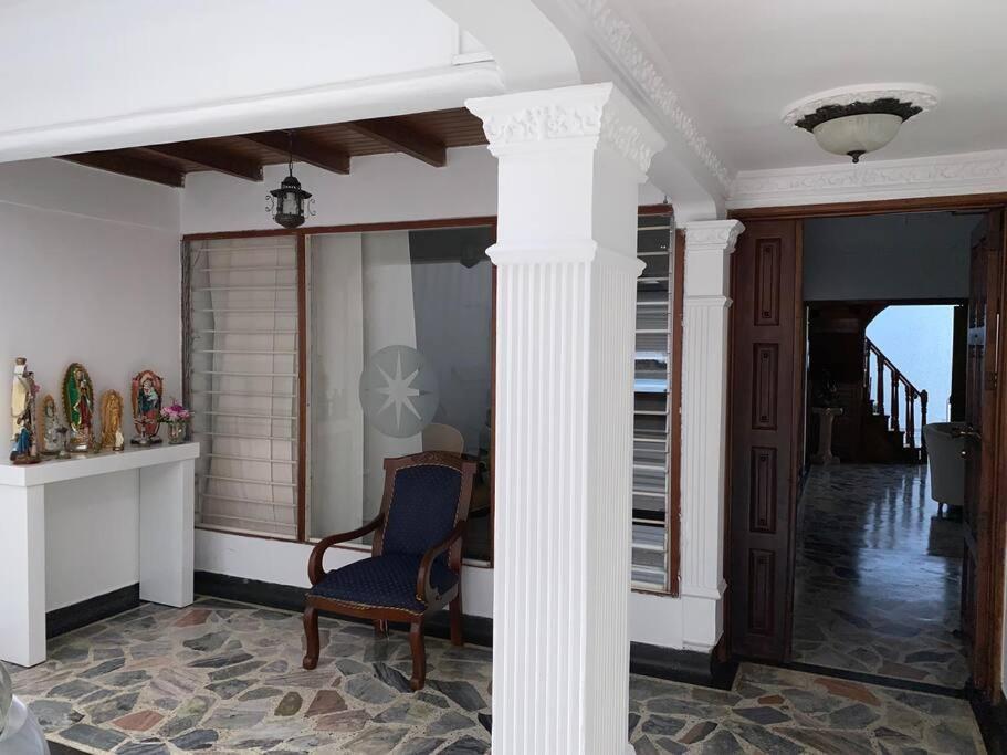 Lujosa casa, excelente sector, amplia con piscina