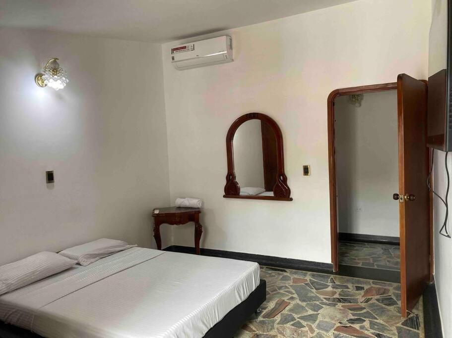 Lujosa casa, excelente sector, amplia con piscina