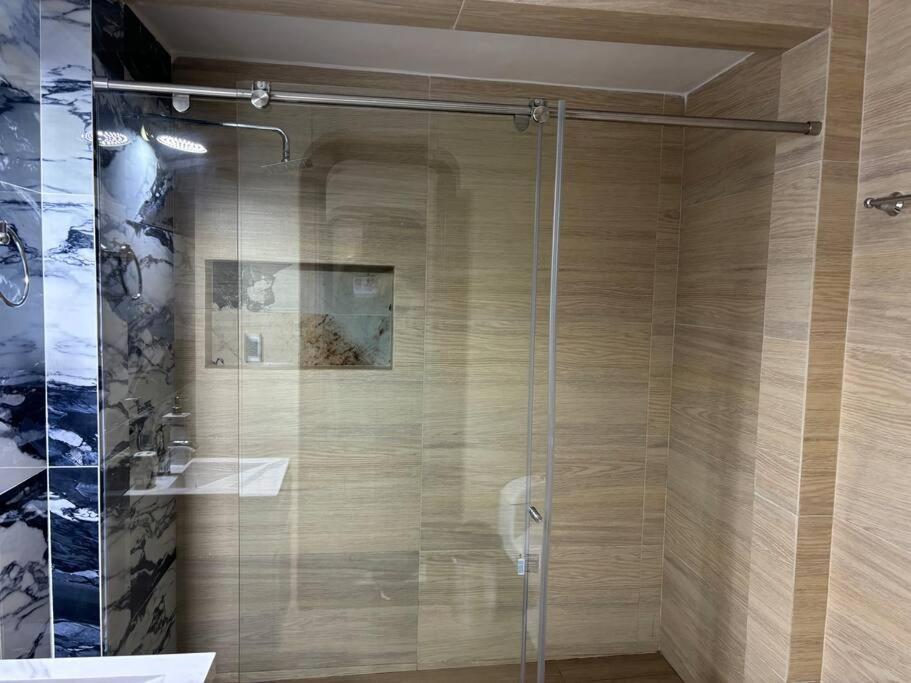 Lujosa casa, excelente sector, amplia con piscina