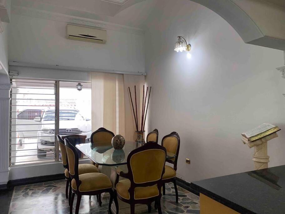 Lujosa casa, excelente sector, amplia con piscina