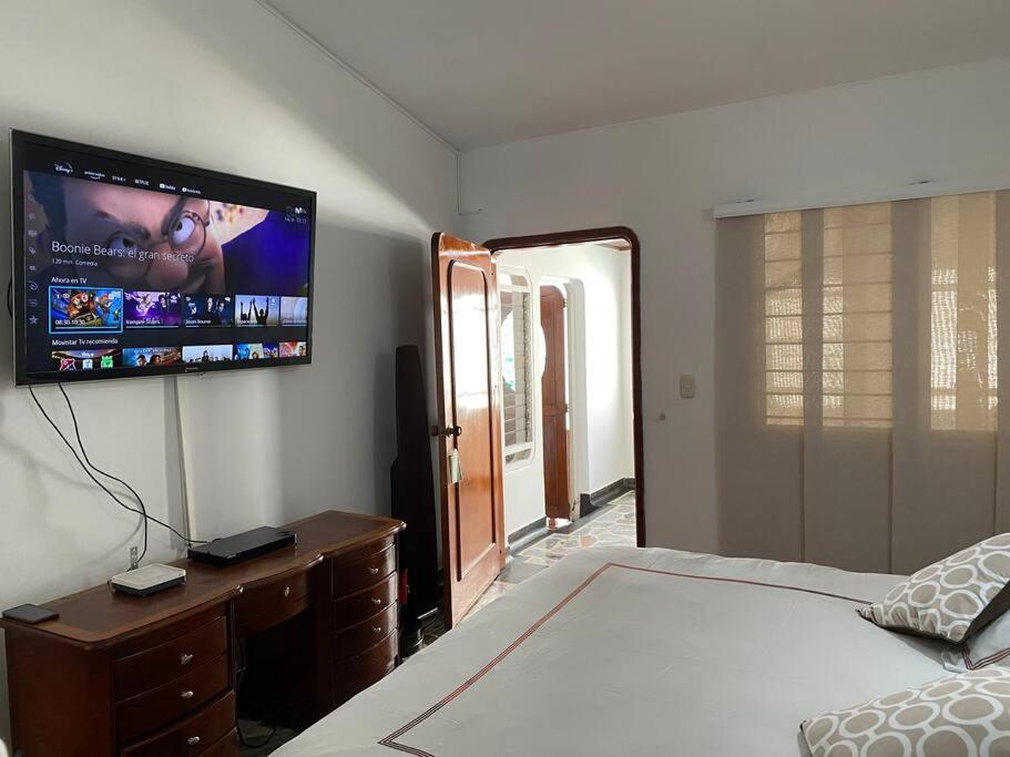 Lujosa casa, excelente sector, amplia con piscina