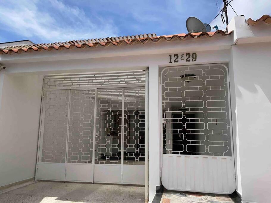 Lujosa casa, excelente sector, amplia con piscina