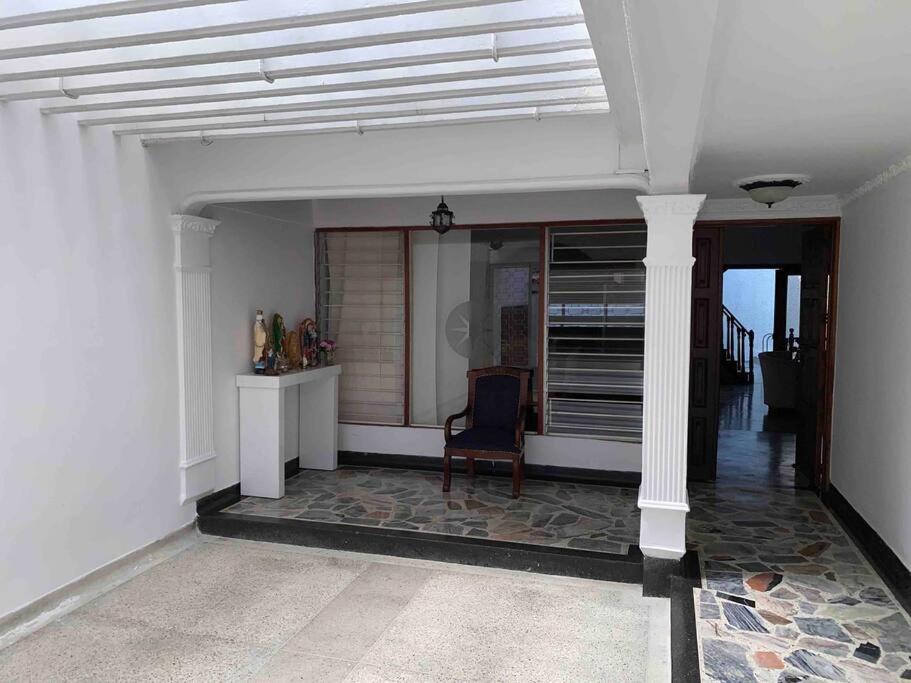 Lujosa casa, excelente sector, amplia con piscina