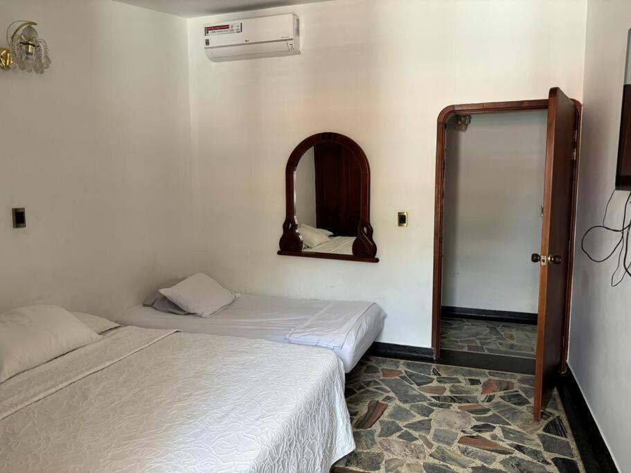 Lujosa casa, excelente sector, amplia con piscina