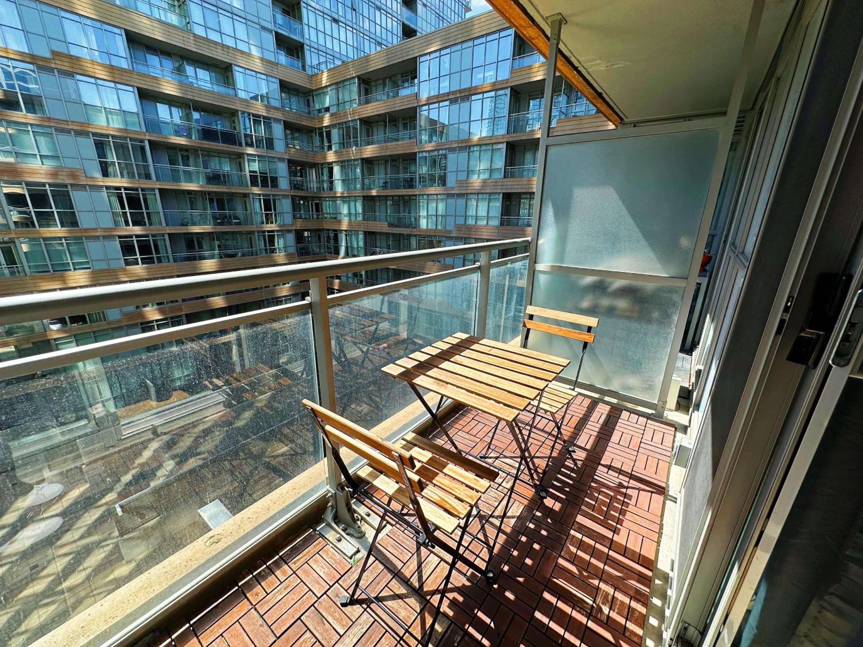 Downtown 2 bedroom Gem with Free Parking