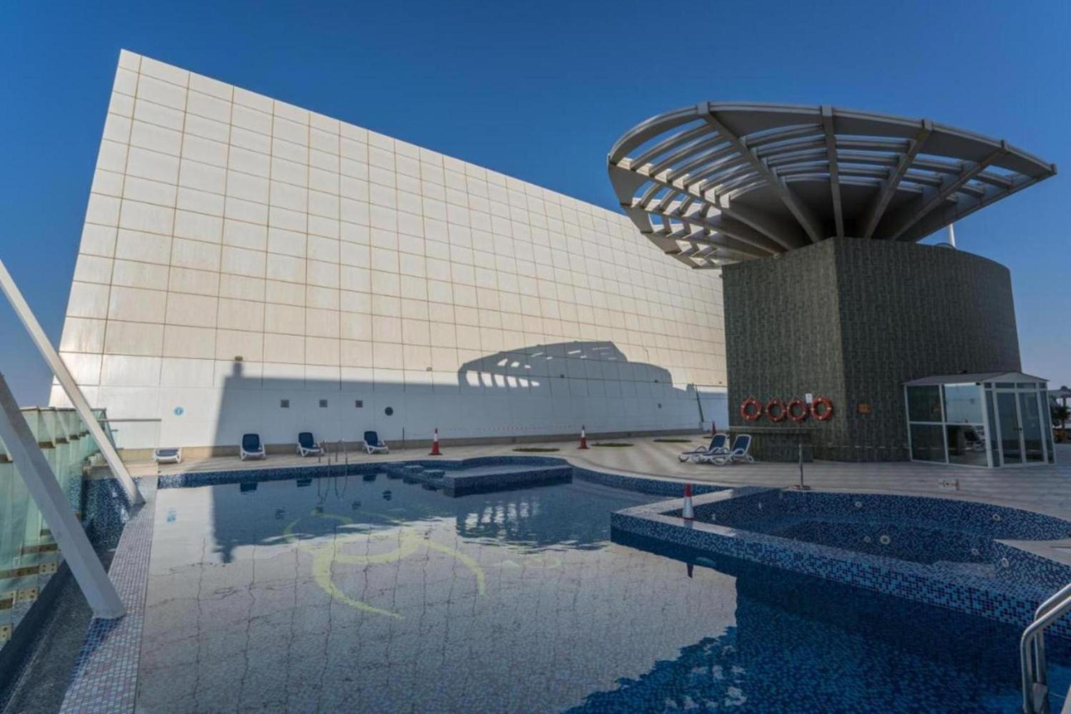 Click Stay - JLT - Studio & Balcony Lakes view Entire Apartment -JN
