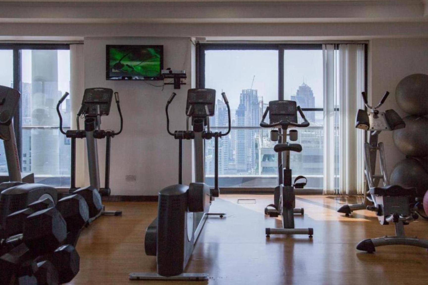 Click Stay - JLT - Studio & Balcony Lakes view Entire Apartment -JN