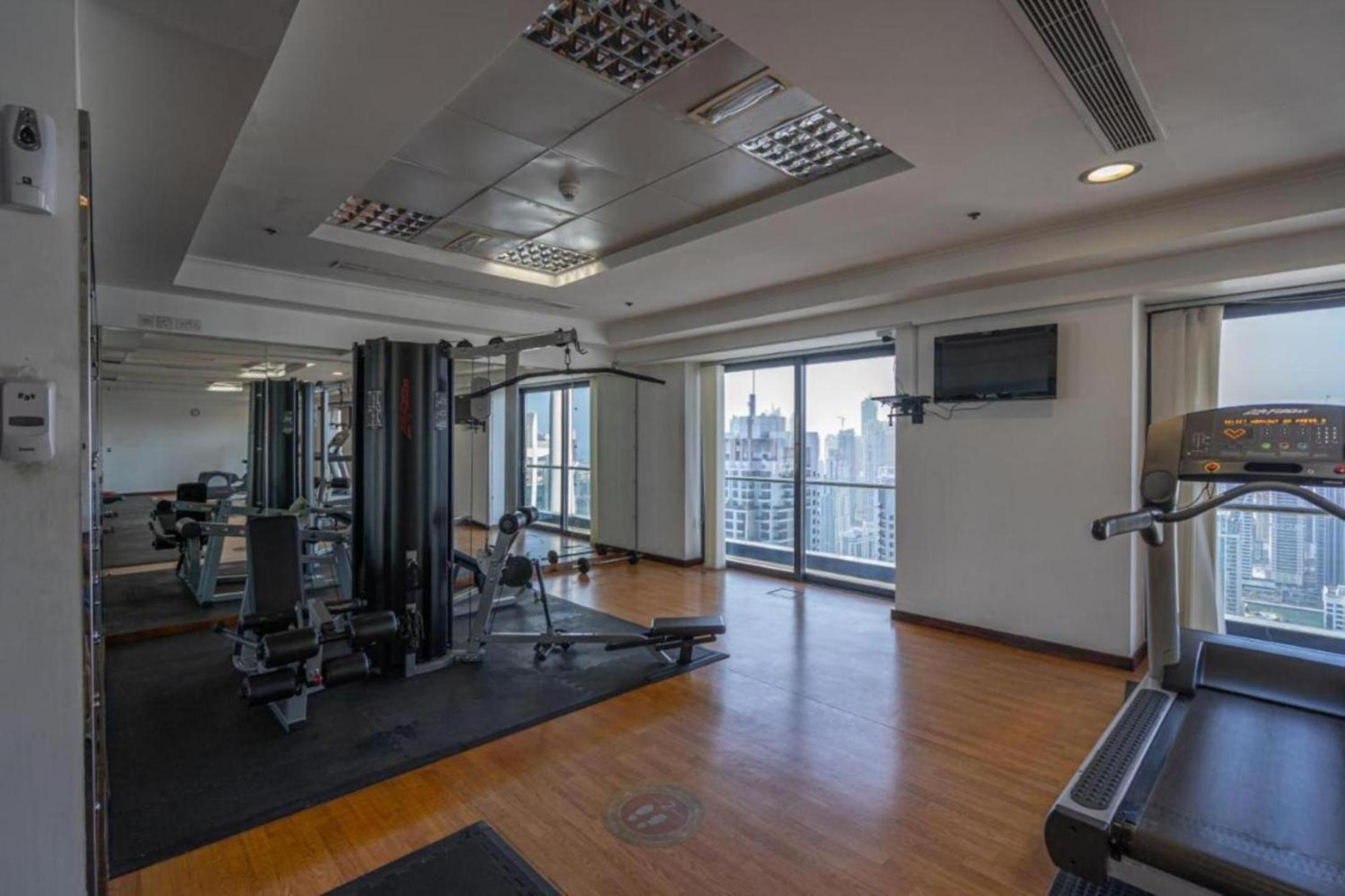 Click Stay - JLT - Studio & Balcony Lakes view Entire Apartment -JN