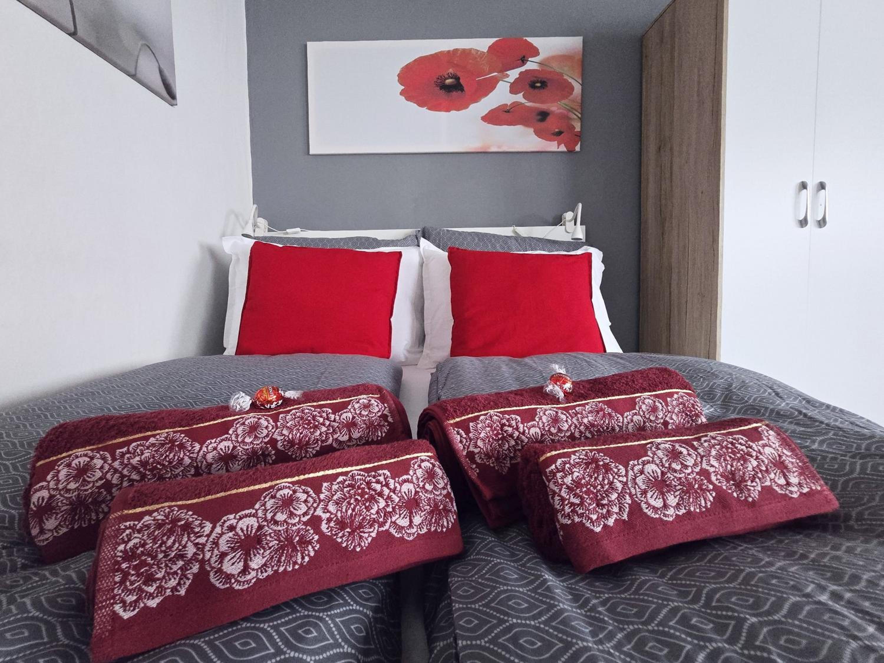 Cozy Nest Hideaway with AC near Grand Boulevard view 4