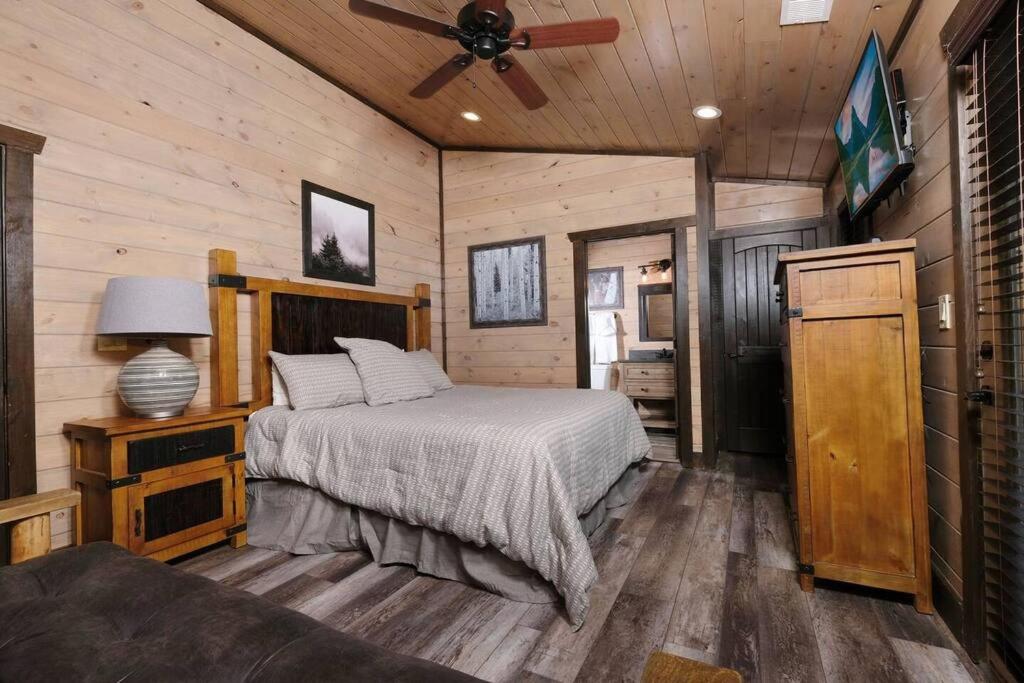 Majestic Pines Lodge