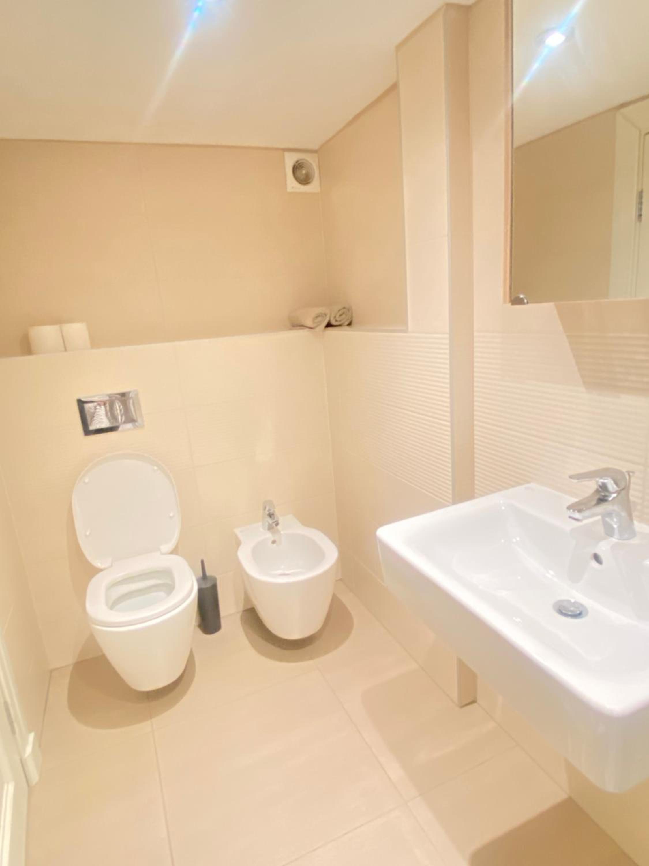 Cozy 2 Rooms Apartment in quiet center view 3
