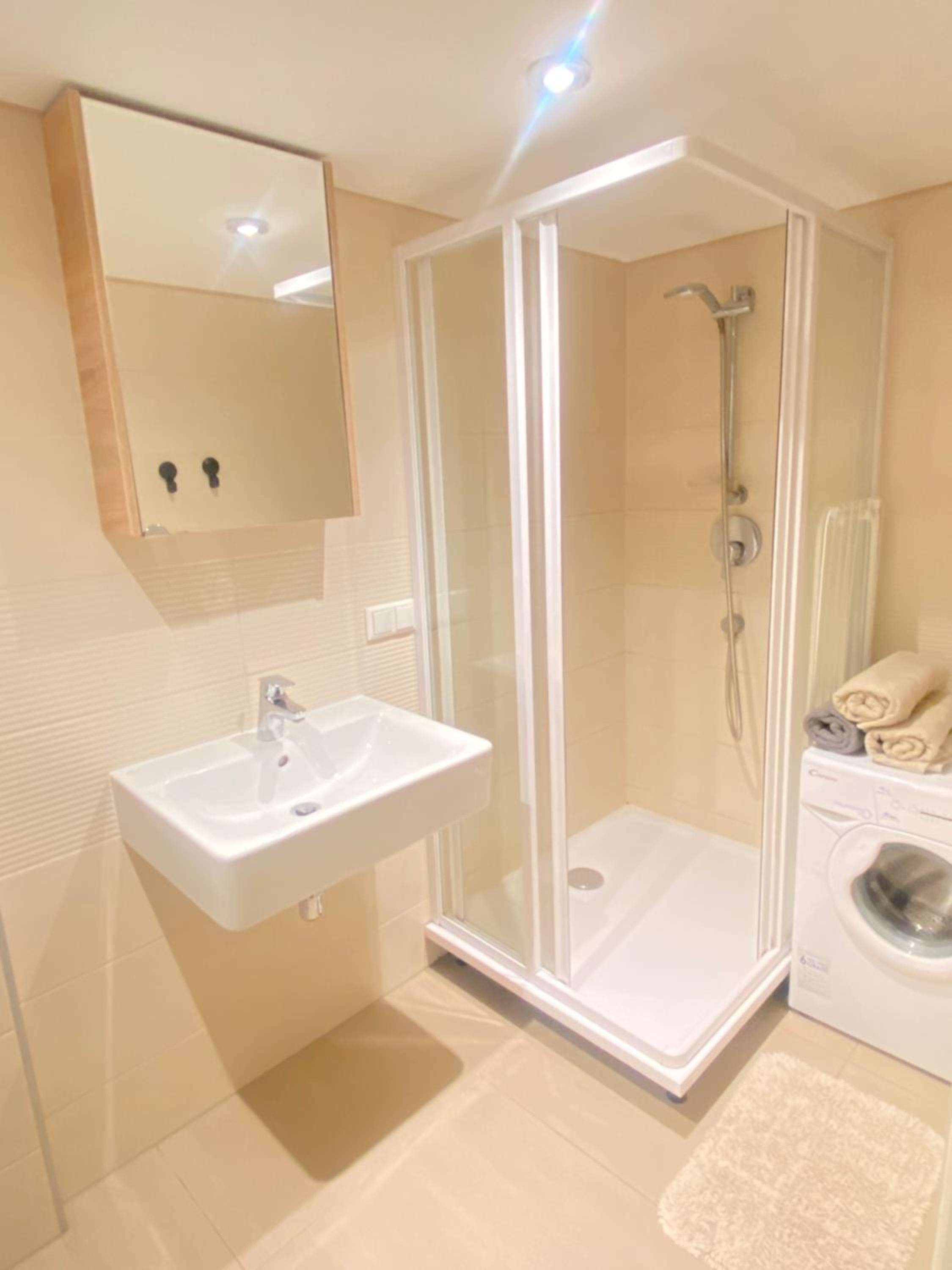 Cozy 2 Rooms Apartment in quiet center view 4