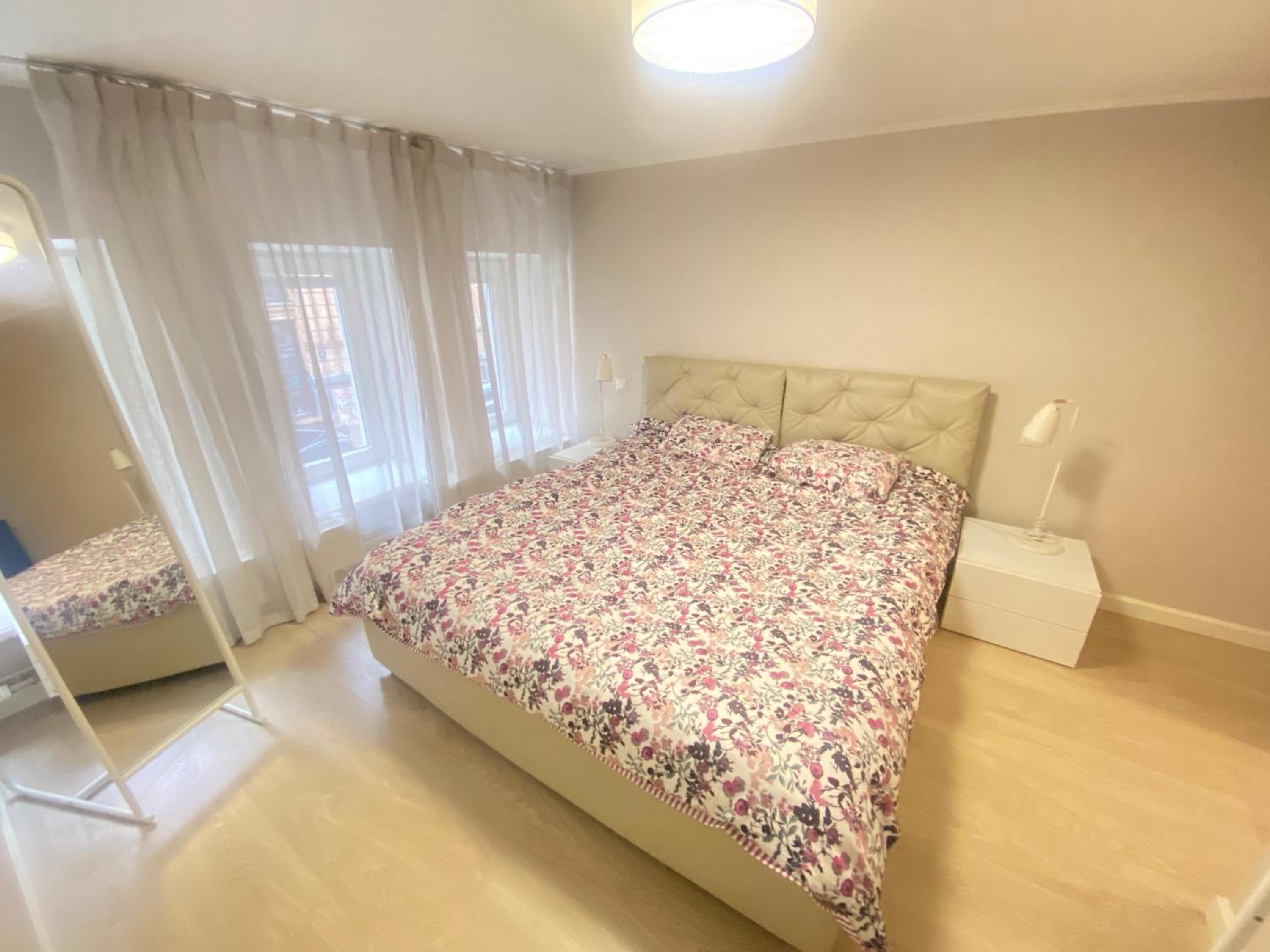 Cozy 2 Rooms Apartment in quiet center view 2