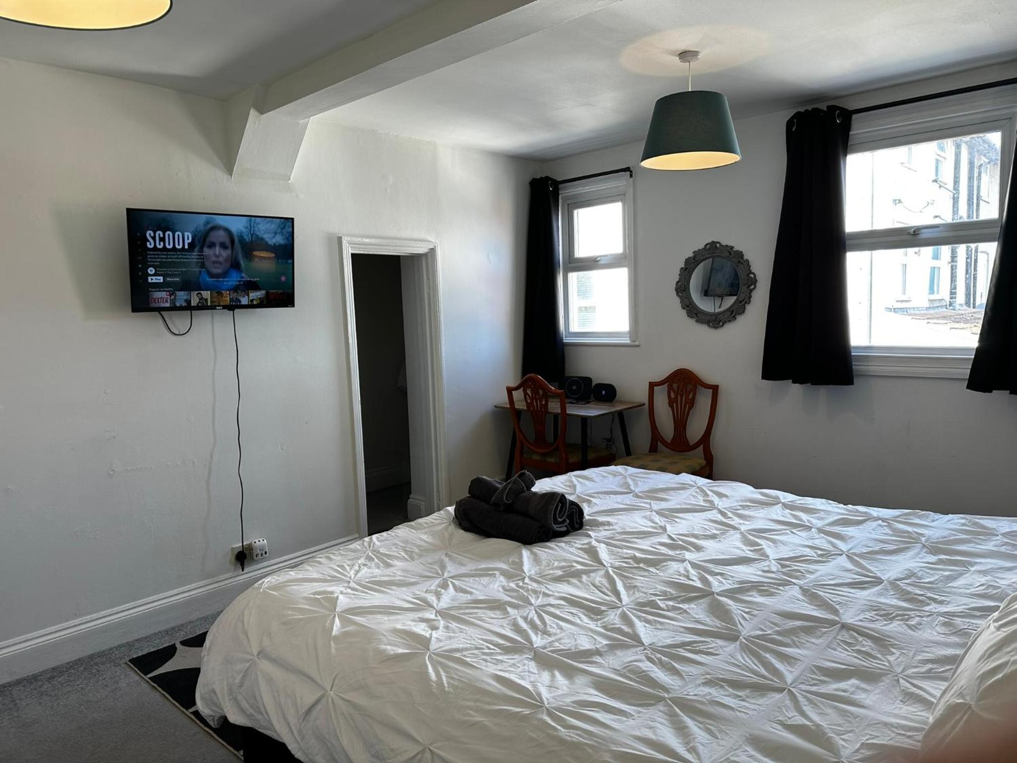 Cosy entire apartment super king bed near town center view 2