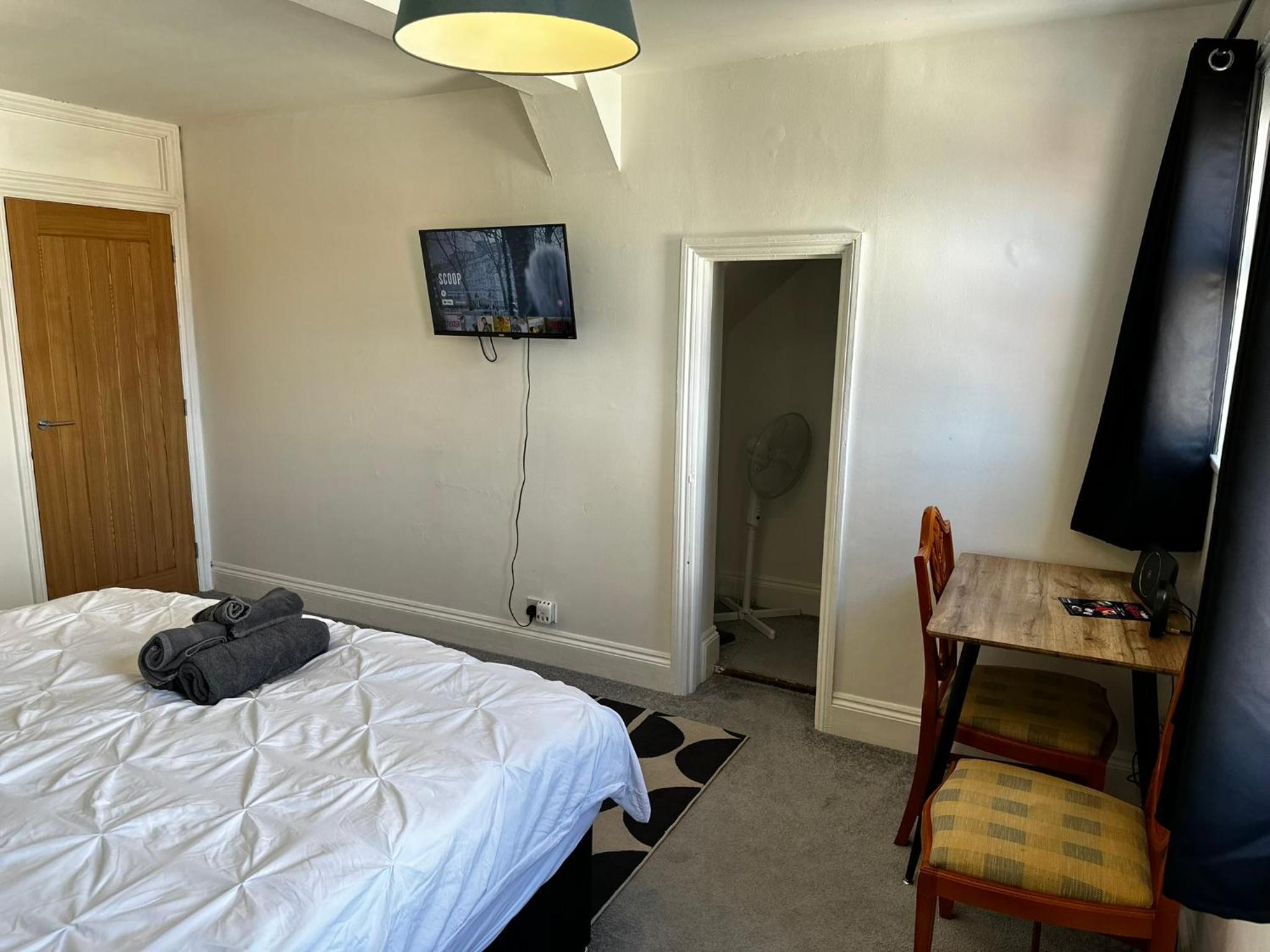 Cosy entire apartment super king bed near town center view 3