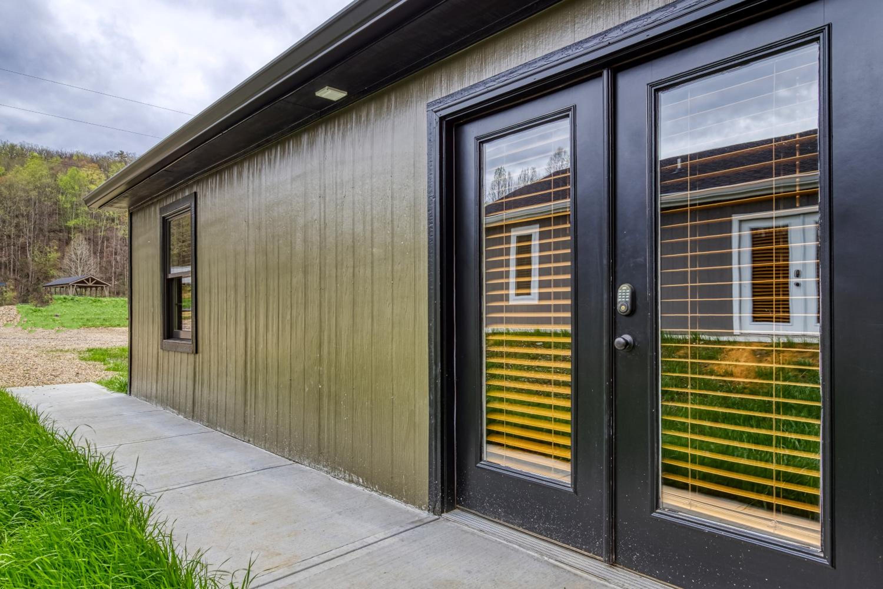 Natures Getaway, Pickleball Court, Creek, WIFI, Mountain Views, Starting at 79