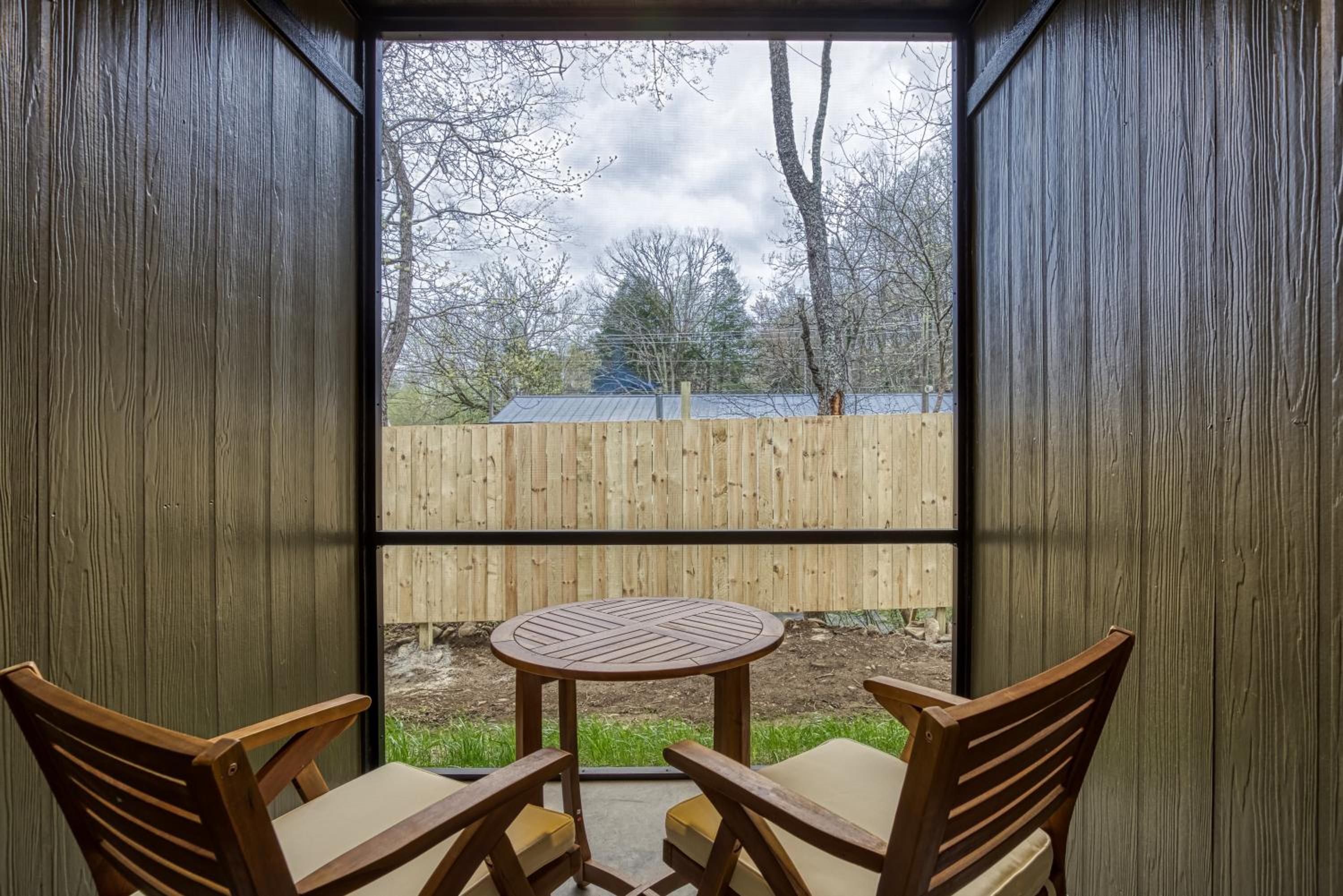 Natures Getaway, Pickleball Court, Creek, WIFI, Mountain Views, Starting at 79