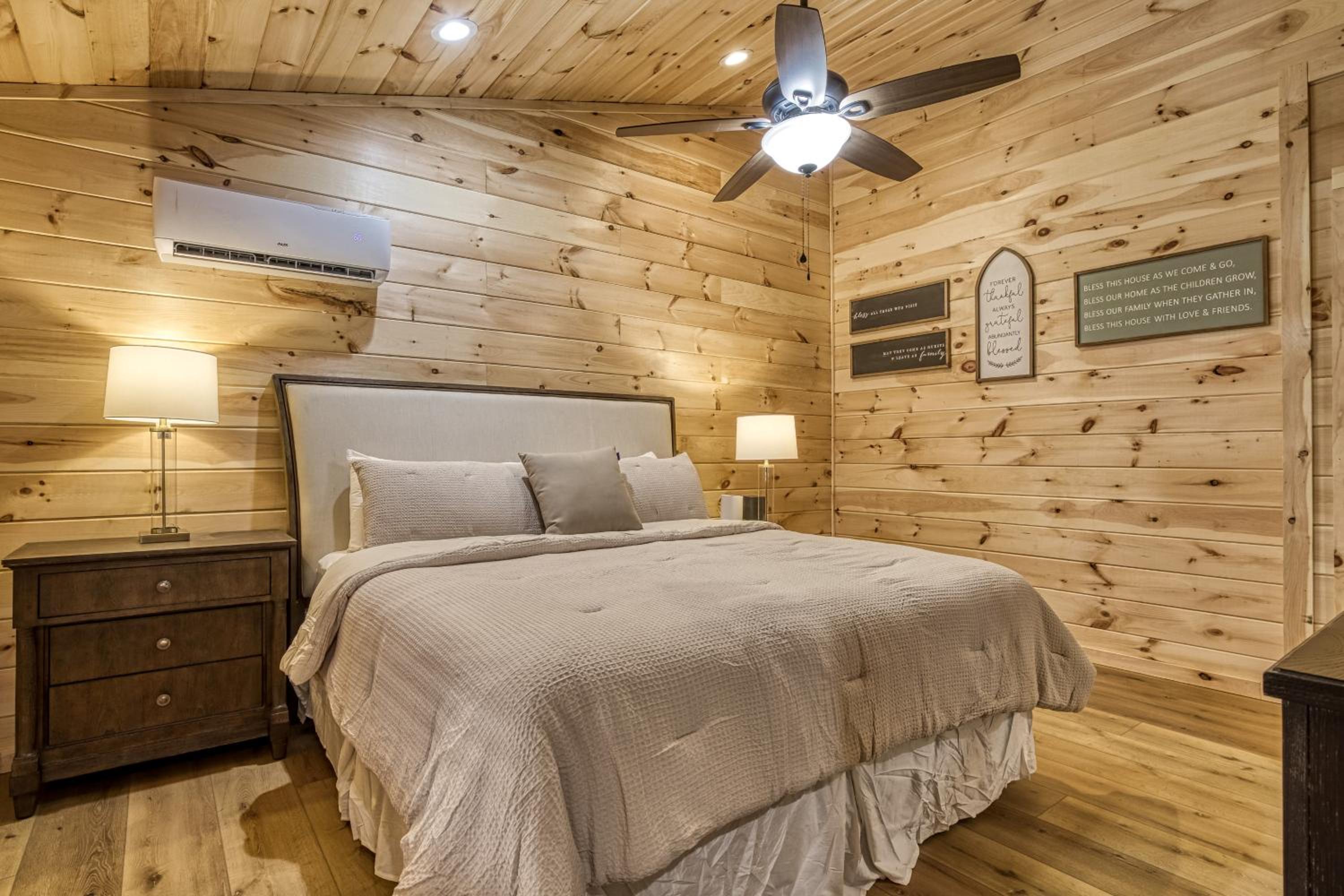 Natures Getaway, Pickleball Court, Creek, WIFI, Mountain Views, Starting at 79
