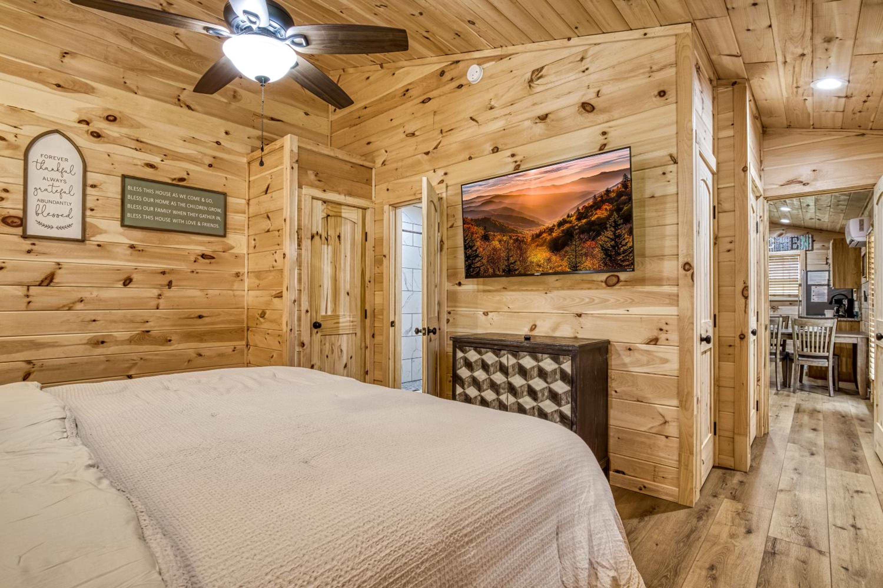 Natures Getaway, Pickleball Court, Creek, WIFI, Mountain Views, Starting at 79