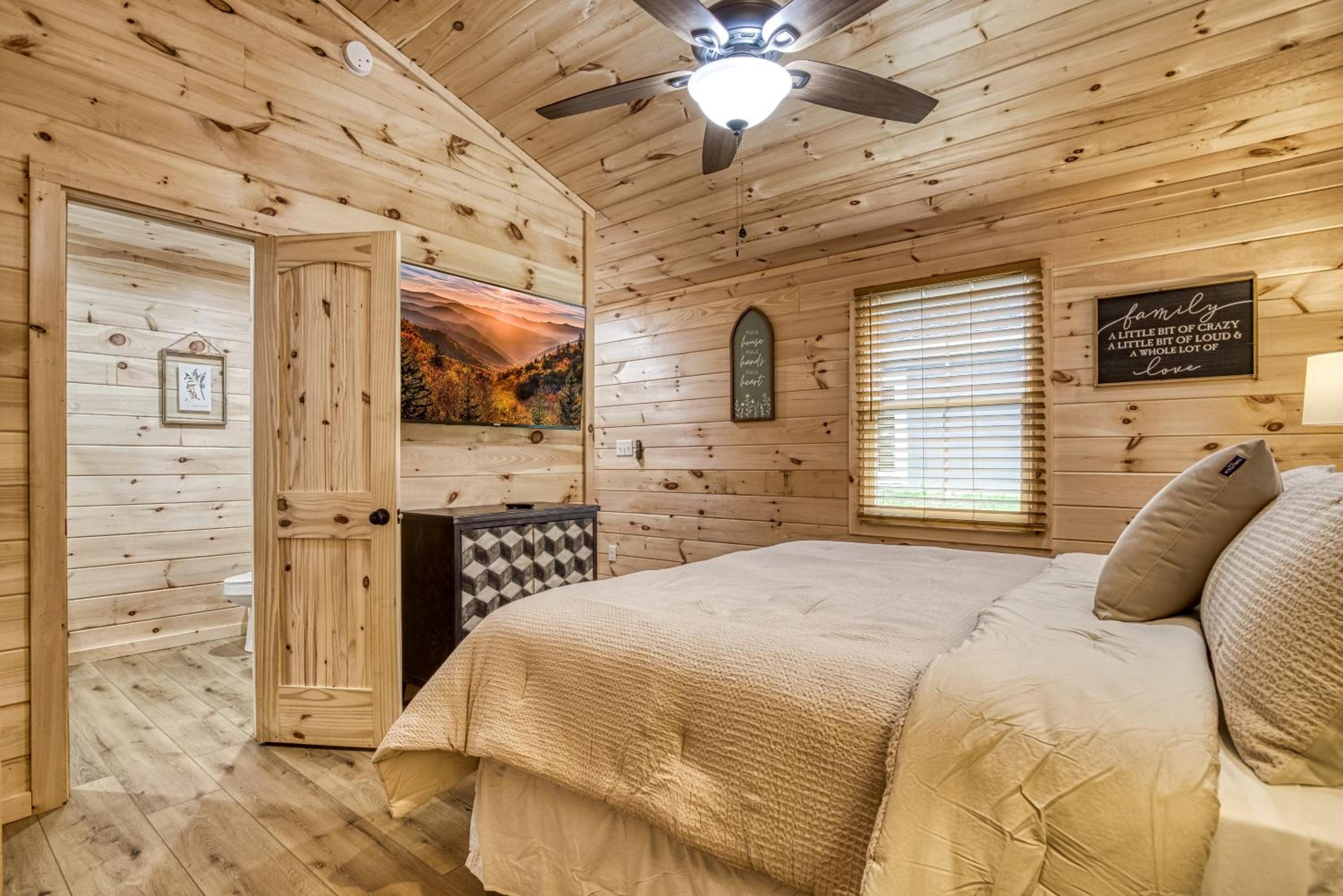 Natures Getaway, Pickleball Court, Creek, WIFI, Mountain Views, Starting at 79