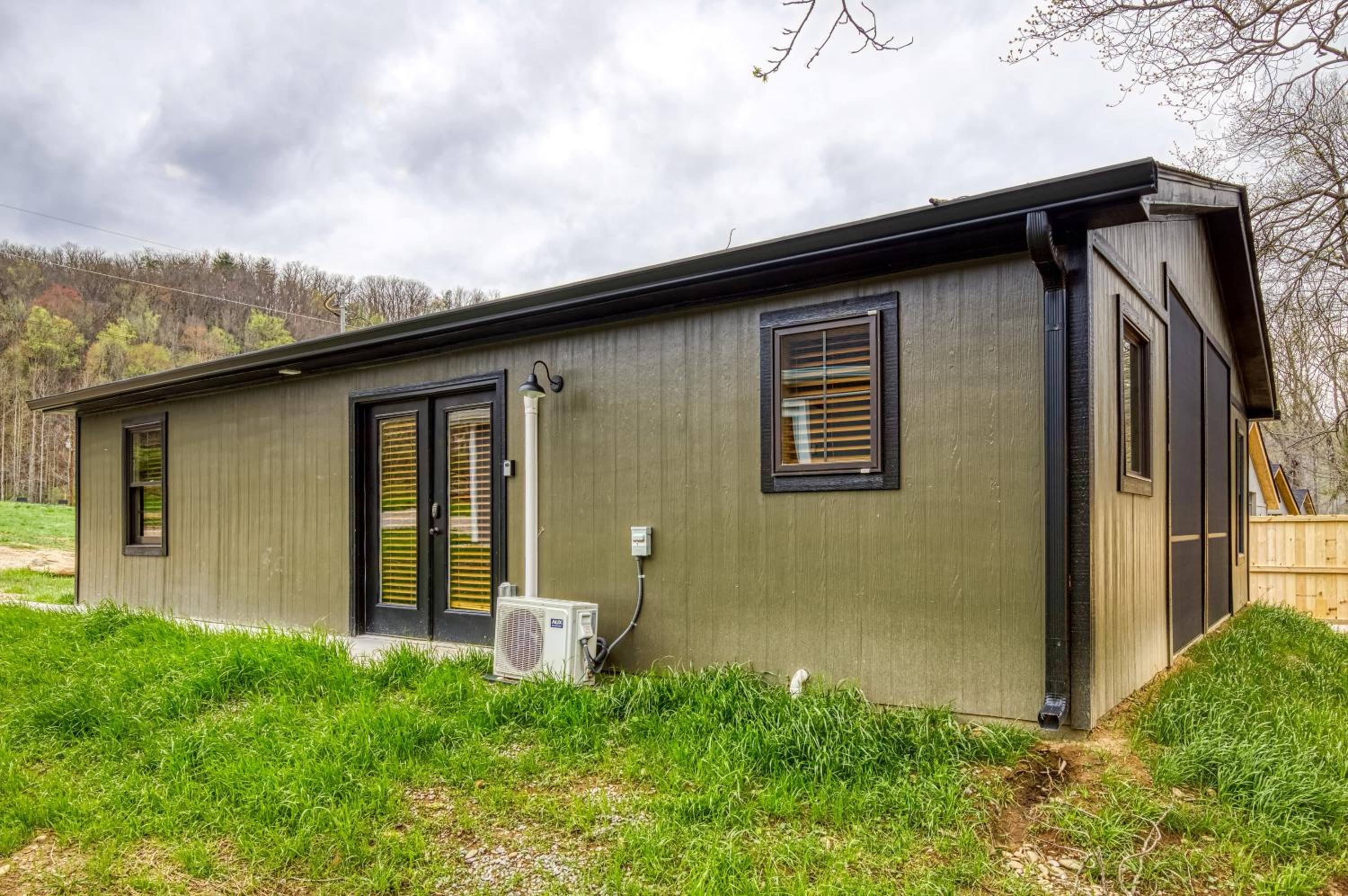 Natures Getaway, Pickleball Court, Creek, WIFI, Mountain Views, Starting at 79