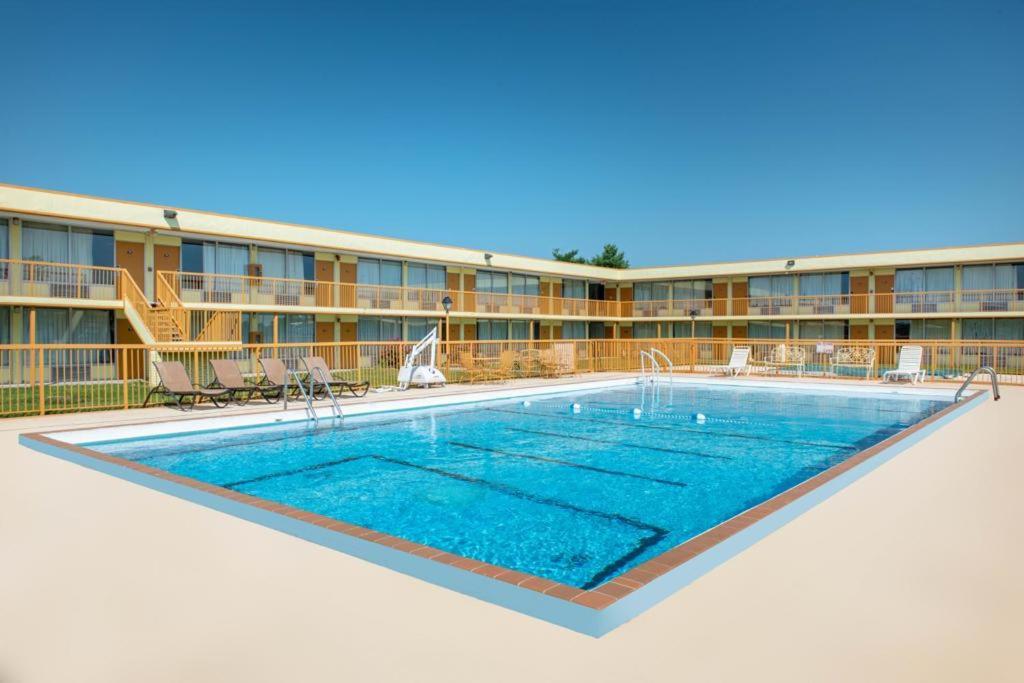Mount Vernon Vacations - Days Inn by Wyndham Salem, IL - Property Image 1