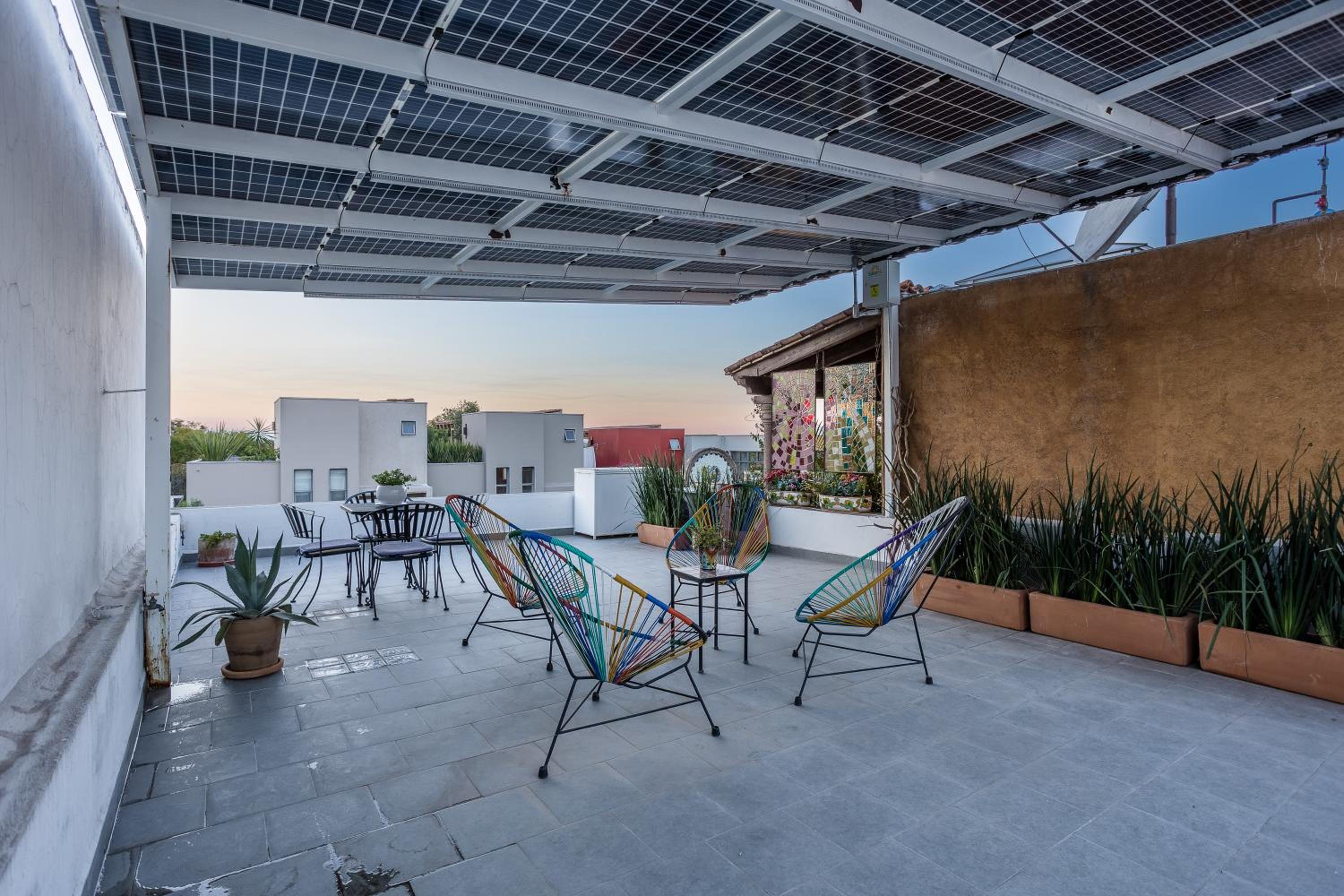 Casita Blanca, 1BR Modern Home with AC & Rooftop view 2