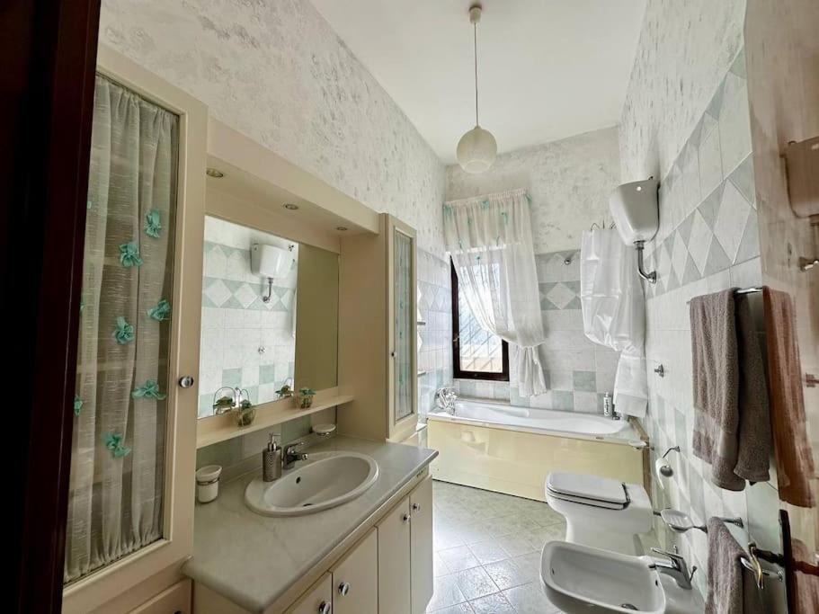 Casa via Appia Scauri - luminosa, grande a 250 m dal mare e dalla stazione ferroviaria