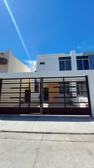 House 5 min by the beach, with wide open garage. view 3