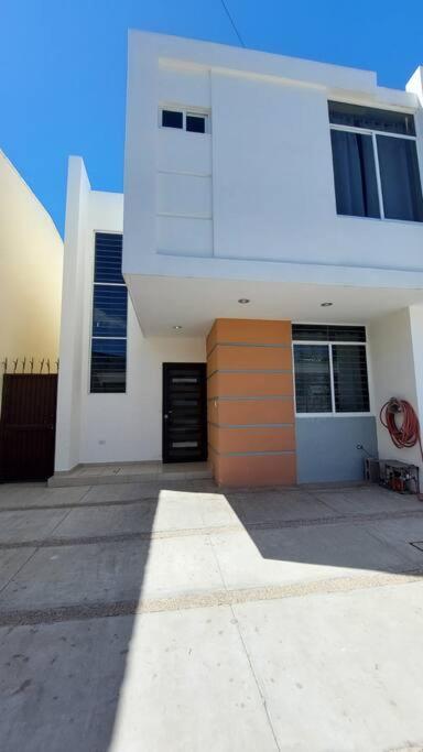 House 5 min by the beach, with wide open garage. view 5