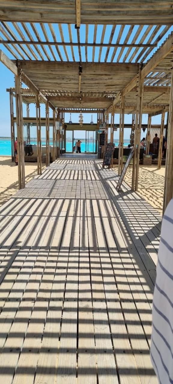 Cómodo departamento a pasos del mar con playa privada y laguna artificial