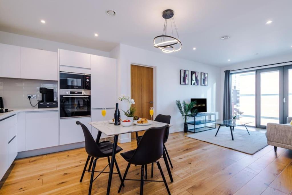 Windmill Suite- Modern 2 bed 2 bath with concierge perfect for leisure, business and contractor stays by Dreamluxe view 3