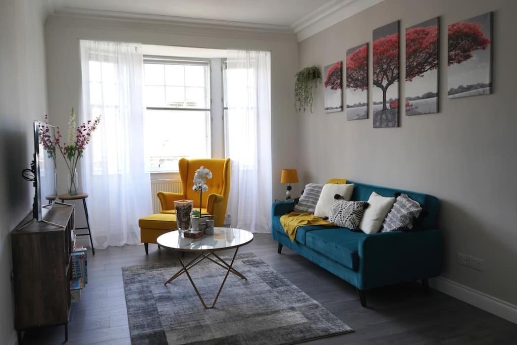 Falkirk City Centre Stylish Two-Bedrooms Apartment view 2