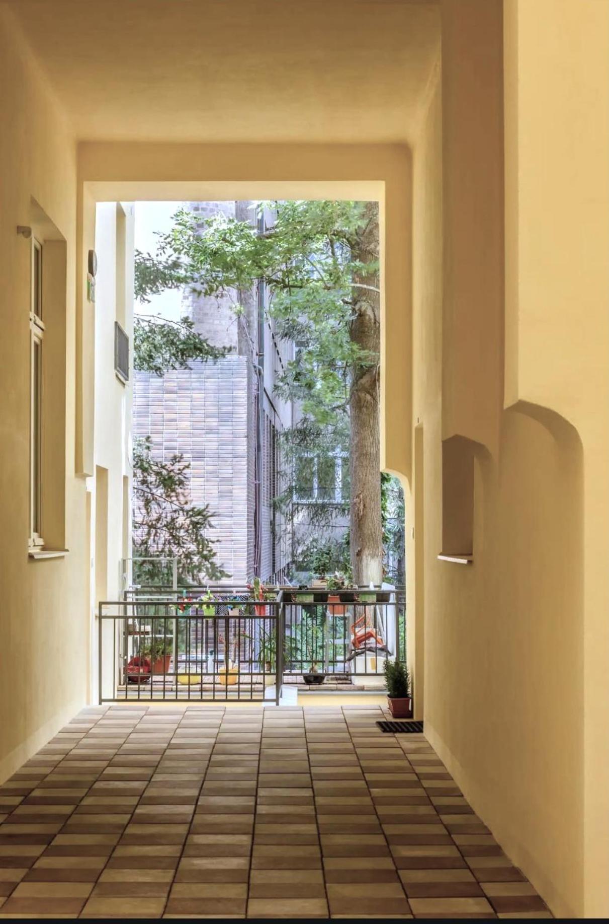 Central Studio with Private Courtyard