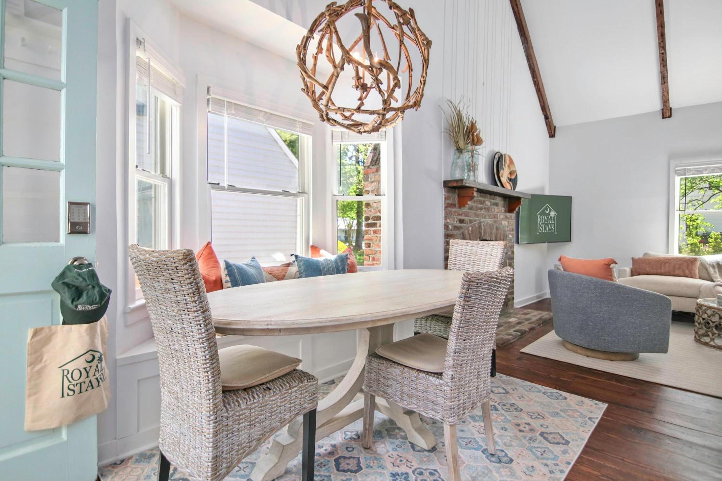 Sawyer's Landing- Mins to Beach & Dtwn view 5