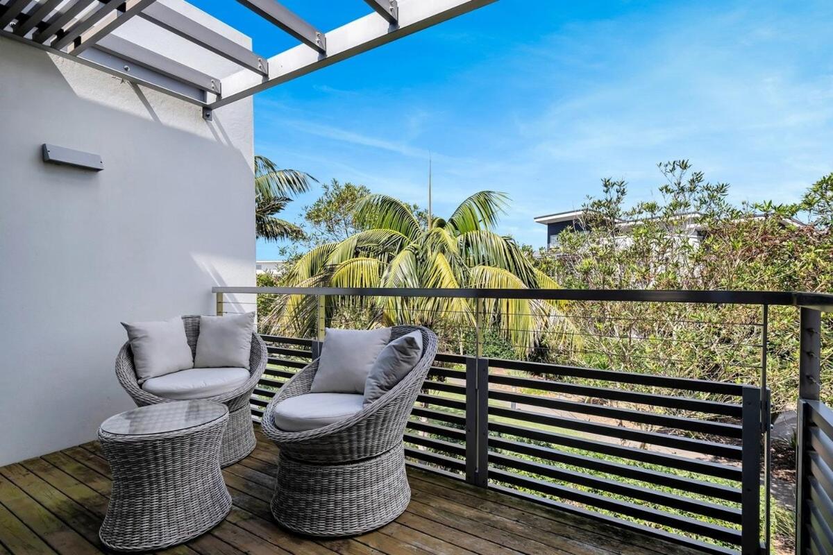 Beach Golf Pool Style Luxury