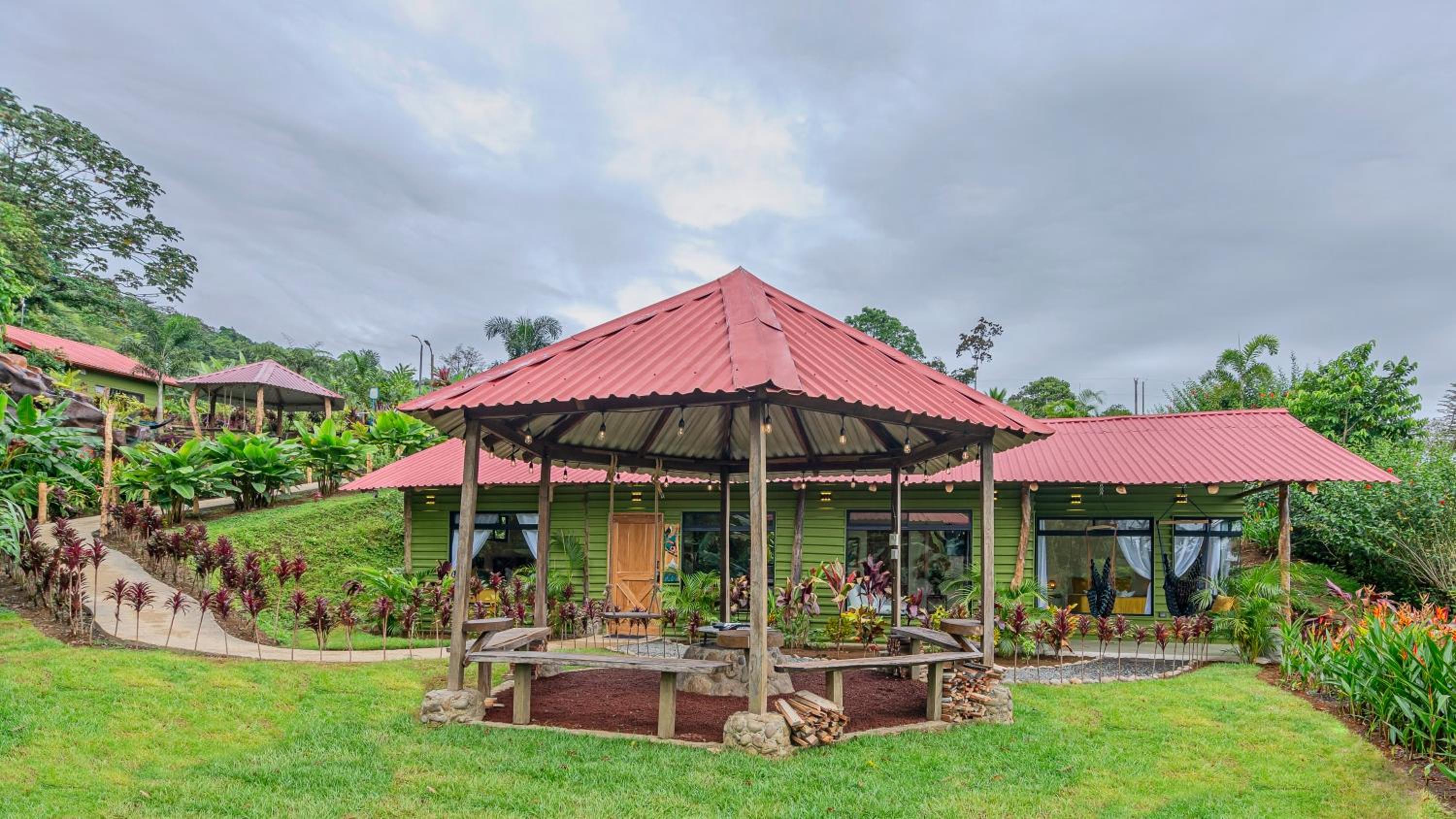 Cabañas Caeli, El Toucan, Peaceful Rainforest Retreat with Stunning Views