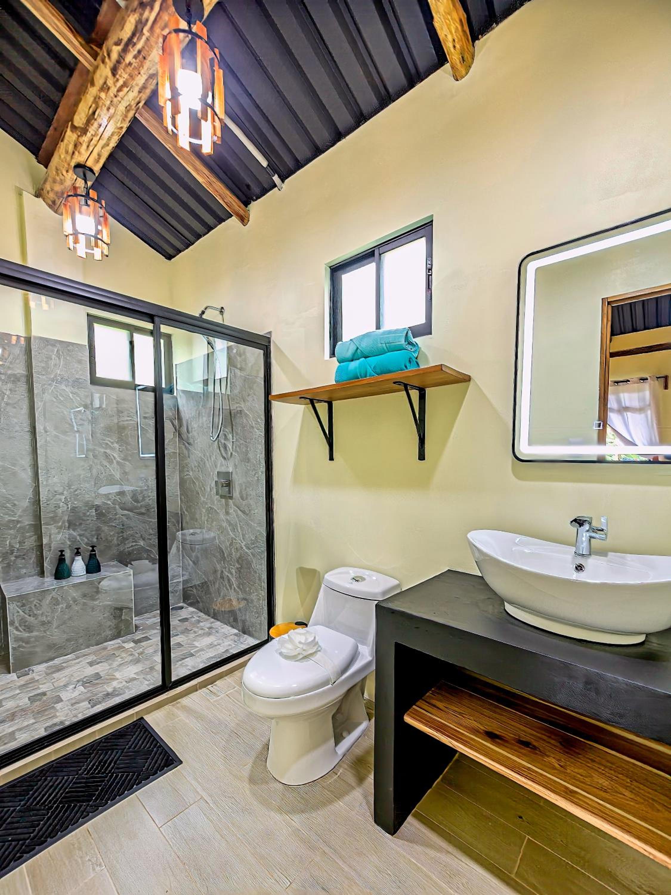 Cabañas Caeli, El Toucan, Peaceful Rainforest Retreat with Stunning Views